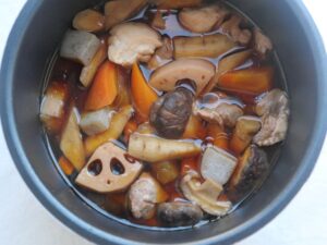 圧力調理後の内釜。鶏肉・こんにゃく・野菜がやわらかく煮え、煮汁に浸かって仕上がった状態