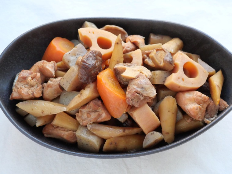鶏もも肉や根菜、こんにゃくがたっぷり入った筑前煮。具沢山の盛り付け