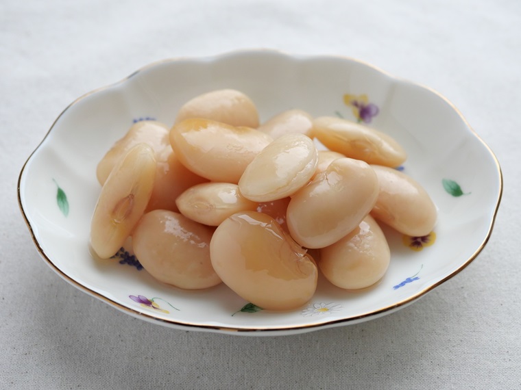 器に盛り付けた白花豆の甘煮。豆がふっくらと炊き上がり、照りのある仕上がり
