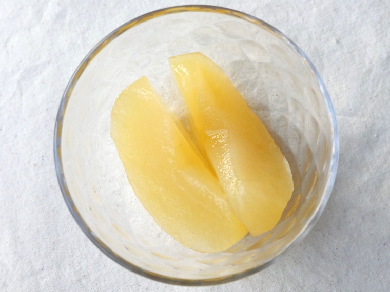 ガラス容器に盛り付けたりんごのコンポート。つやがあり、透明感のあるジューシーな色合い