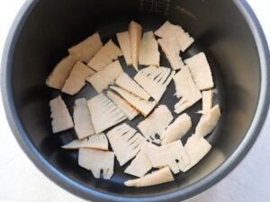 電気圧力鍋の内釜にたけのこを並べ入れた状態