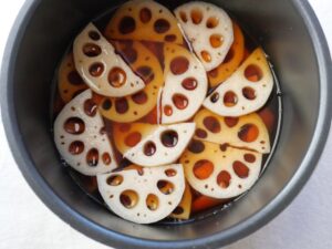 電気圧力鍋の内釜に煮汁を入れた状態