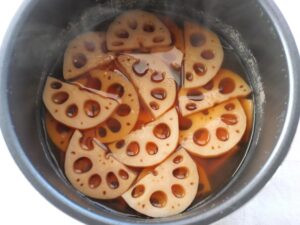 電気圧力鍋で加圧1分で調理した、れんこんとたけのこの煮物
