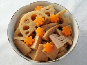 別鍋で煮た花形の型抜き人参を添えた、おせちのお煮しめ風の盛り付け例