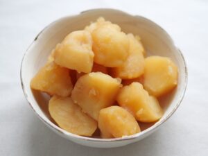 男爵を使ったじゃがいもの煮物。表面が一部のみ煮崩れ、ほくほく感が伝わる仕上がり