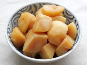 きたかむいを使った、じゃがいもの煮物。形がしっかり残り、しっとりとした見た目