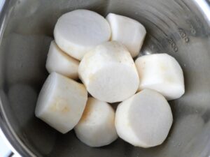 ぬめりを取るために塩で揉んださといも。お煮しめ風の煮物の具材