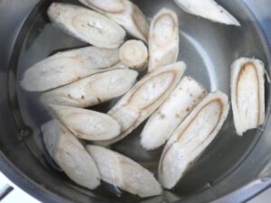 酢水にさらしたごぼう。下ごしらえ工程