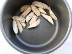 電気圧力鍋の内釜にごぼうを入れたところ