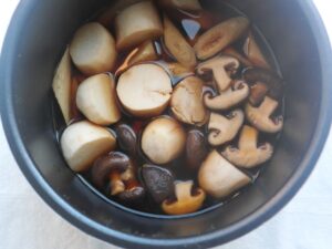 電気圧力鍋の内釜でやわらかく煮られた、さといも・しいたけ・ごぼうの煮物