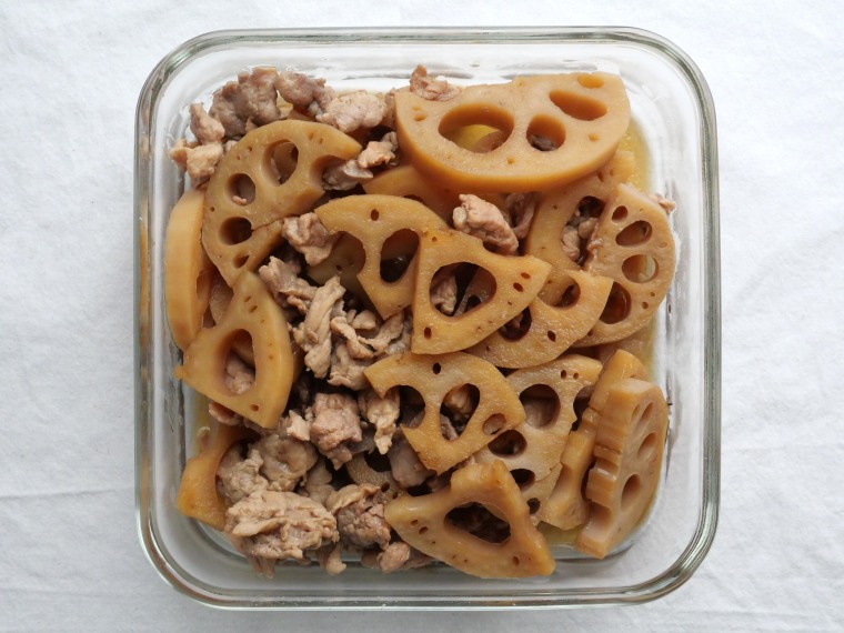 保存容器に入れた、豚こまとれんこんのうま煮。茶色いれんこんとお肉が混ざり合う仕上がり