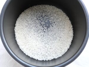 電気圧力鍋の内釜に無洗米を入れたところ