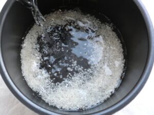 内釜に水を注いでいるところ