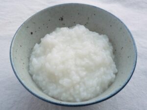 器に盛り付けたお粥。ふわふわやわらかな仕上がり