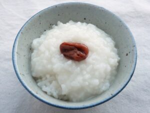 梅干しをのせた白粥