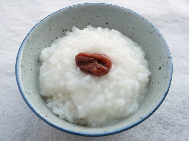 梅干しをのせた白粥（電気圧力鍋使用）