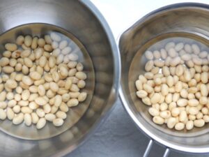 乾燥大豆を浸した水戻し用のボウルと、お湯戻し用のボウルを並べたところ