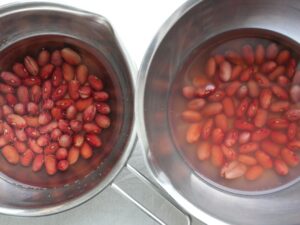 乾燥金時豆を浸した水戻し用のボウルと、お湯戻し用のボウルを並べたところ