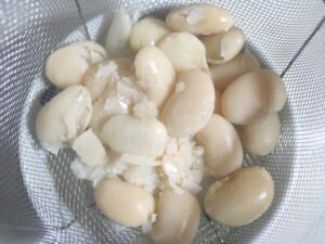 ぐちゃぐちゃに煮崩れた豆が混ざる、白花豆の煮上がり