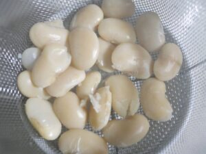 やや煮崩れが見られるが、ほぼきれいに煮られた白花豆