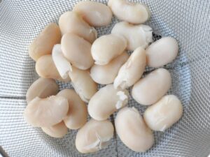 やや煮崩れが見られるが、ほぼきれいに煮られた白花豆