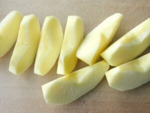 くし切りにしたりんごをまな板の上に並べた様子