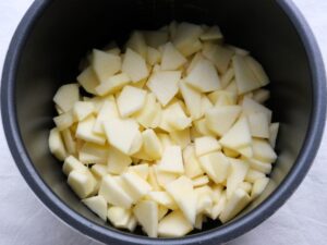 電気圧力鍋の内釜にりんごを入れた状態