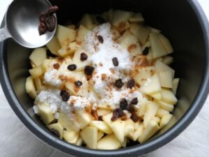 りんごなどの上にレーズンを加えているところ