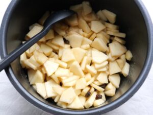 シリコンスプーンで内釜のりんごを混ぜ合わせた、加圧前の状態