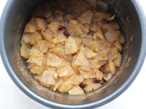 圧力調理で煮えたりんごとレーズン