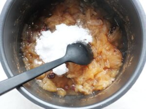電気圧力鍋の内釜に残りの砂糖を加えた、煮込み直前の様子