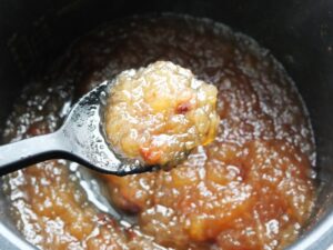 煮込みを終えたアップルシナモンジャムをスプーンですくっている様子