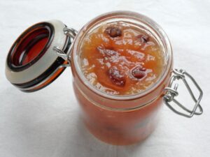 大きめの保存容器にたっぷり入れた自家製りんごジャム