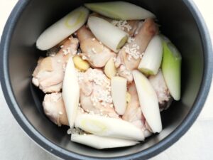 内釜に長ねぎを入れた状態