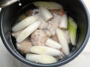 内釜に煮汁を注いだ状態(加圧前)