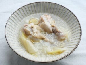 器に盛り付けた参鶏湯