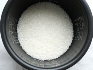 炊飯器の内釜に無洗米を入れた様子