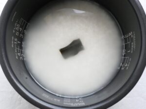 内釜に乾燥昆布を入れた様子