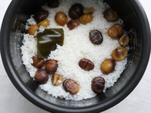 炊き上がった甘栗の炊き込みご飯。甘栗がつややかで、昆布はやわらかく仕上がっている