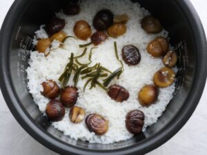 内釜に刻んだ昆布を戻し入れた様子