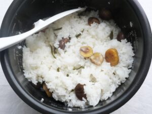 甘栗の炊き込みご飯をしゃもじでかき混ぜた状態