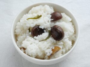 器に盛り付けた、甘栗の炊き込みご飯。つややかな甘栗と白いご飯のコントラストがきれい