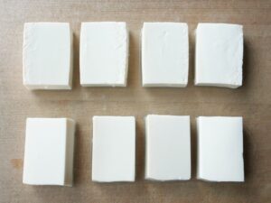 木綿豆腐と絹豆腐を切り、まな板の上に並べた様子