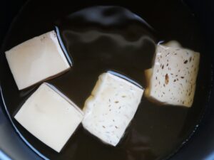 木綿豆腐は型崩れはなく、形もほぼそのまま。絹豆腐はふにゃっと広がり、「す」が入っている。