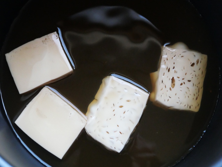 電気圧力鍋で木綿豆腐と絹豆腐を煮た様子
