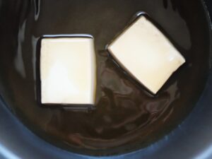 木綿豆腐が薄茶色に色付き、そのままの形で煮上がった様子。