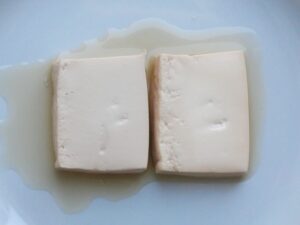 加圧時間1分と2分の木綿豆腐をお皿に並べた様子