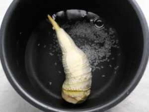 内釜にたけのこ、水、米を入れた、圧力調理直前の様子