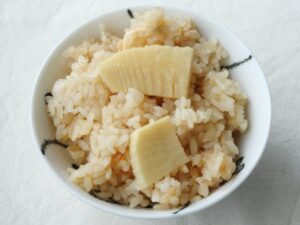 器に盛り付けた、たけのこご飯。乳白色のたけのこが混ざった、やさしい見た目