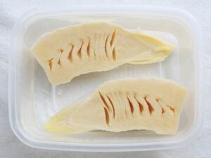 たっぷりの水に入れた、ゆでたけのこ。冷蔵前の状態